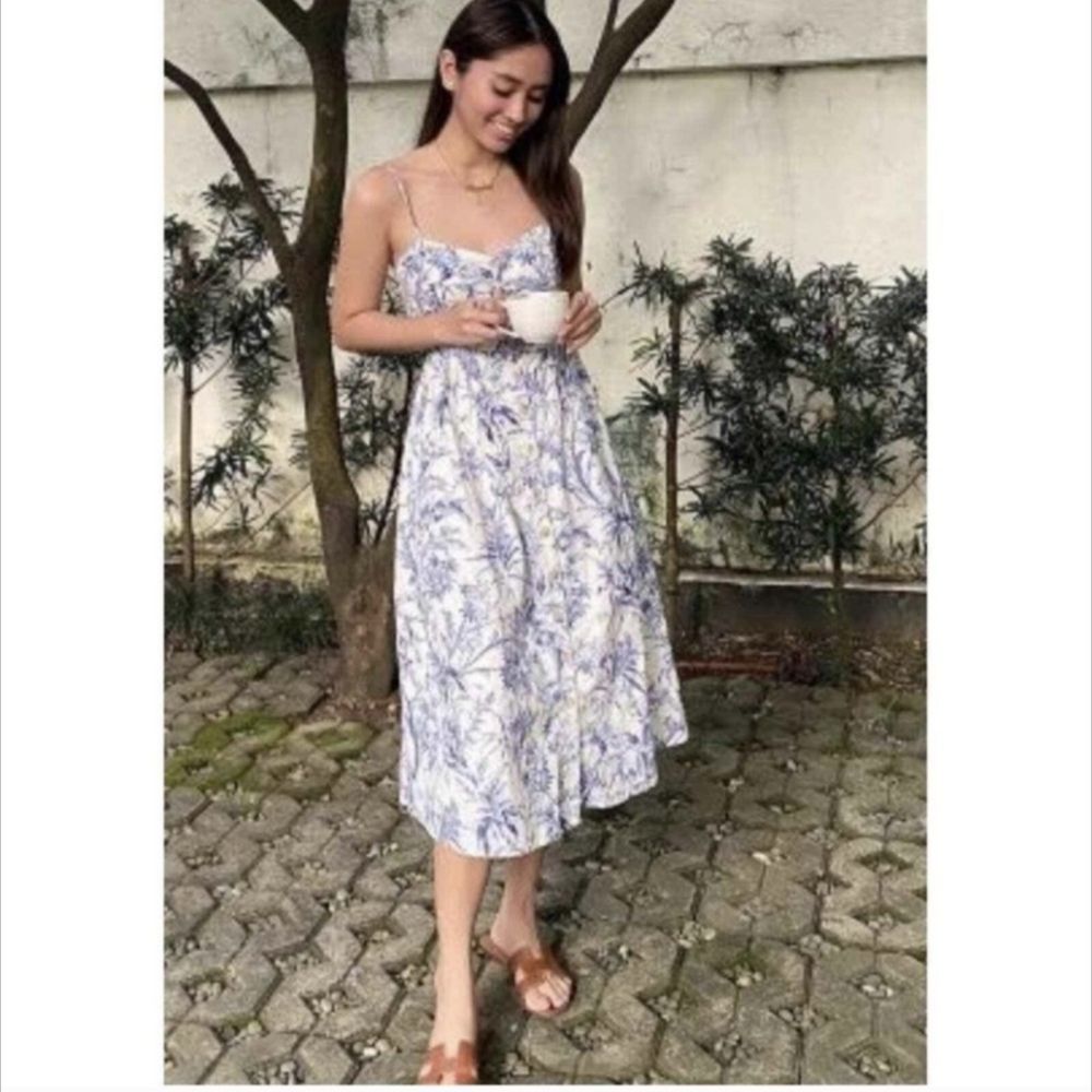 H&M White & Blue Floral Linen Blend Dress. Smocked back. Midi length. Med  EUC